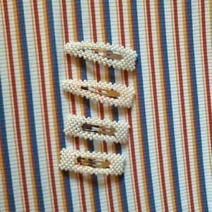 😁😁😁 NWOT Pearl hairclip  set of 4
